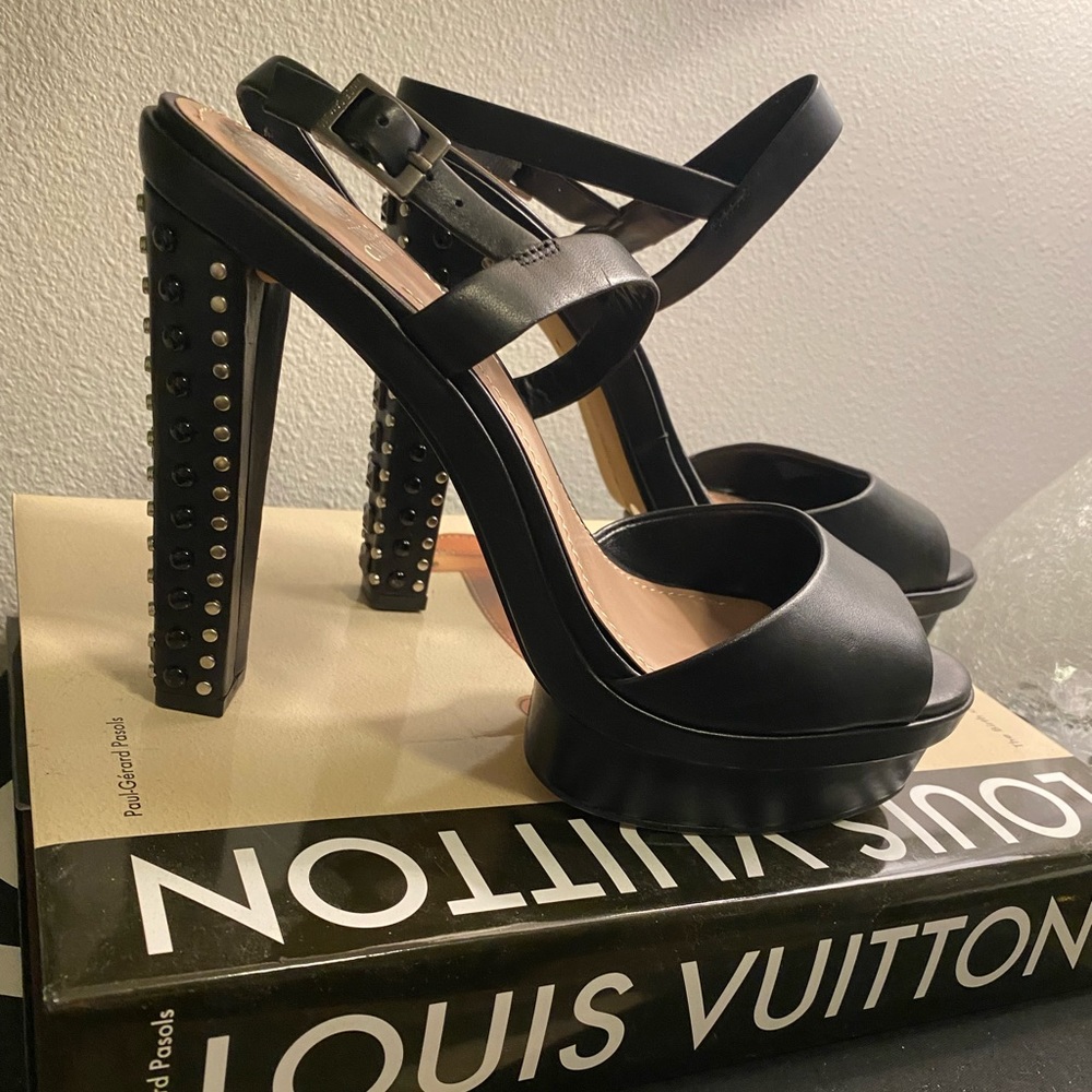 Meow with the Vince heels!!